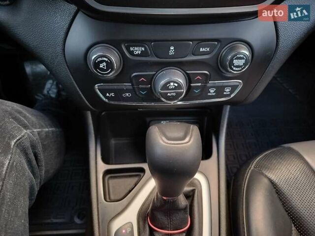 Белый Джип Чероки, объемом двигателя 2.36 л и пробегом 295 тыс. км за 13000 $, фото 19 на Automoto.ua
