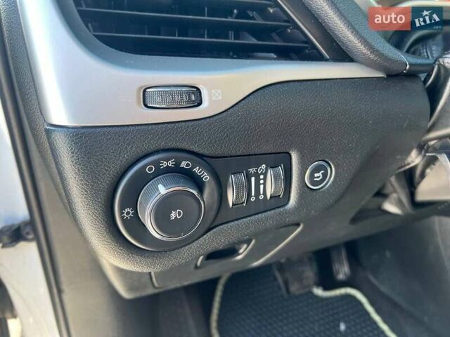 Білий Джип Cherokee, об'ємом двигуна 3.24 л та пробігом 146 тис. км за 16700 $, фото 5 на Automoto.ua