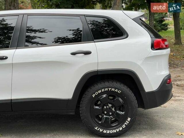 Білий Джип Cherokee, об'ємом двигуна 2.4 л та пробігом 290 тис. км за 12490 $, фото 9 на Automoto.ua