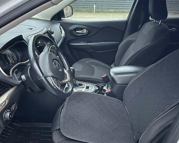 Білий Джип Cherokee, об'ємом двигуна 2.36 л та пробігом 190 тис. км за 10000 $, фото 4 на Automoto.ua