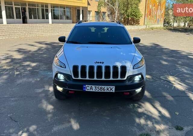 Белый Джип Чероки, объемом двигателя 2.36 л и пробегом 235 тыс. км за 13800 $, фото 1 на Automoto.ua