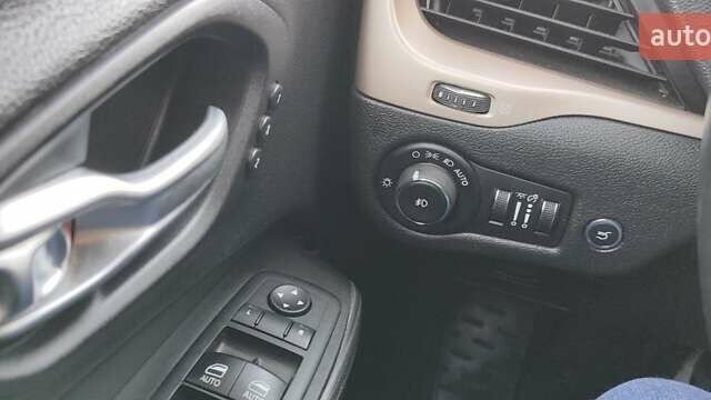 Джип Чероки 2014 в Прилуках на Automoto.ua Белый Джип Чероки, объемом двигателя 2.36 л и пробегом 98 тыс. км за 16000 $, фото 13 на Automoto.ua