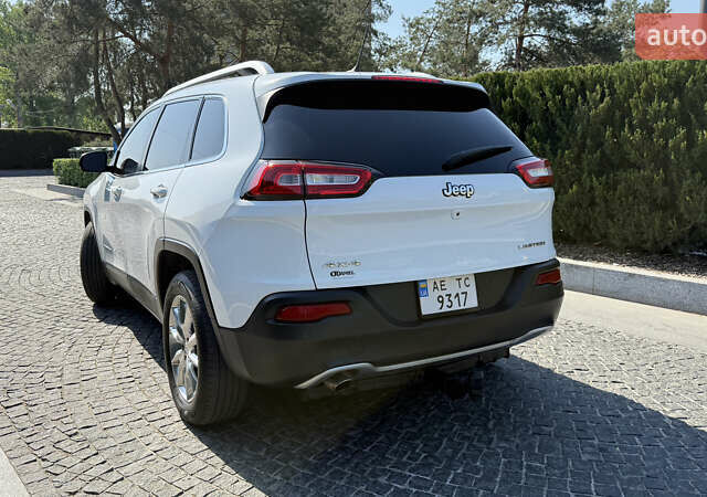 Джип Чероки 2014 в Днепре (Днепропетровске) на Automoto.ua Белый Джип Чероки, объемом двигателя 2.36 л и пробегом 359 тыс. км за 13300 $, фото 2 на Automoto.ua