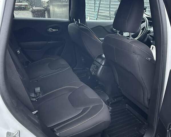 Білий Джип Cherokee, об'ємом двигуна 2.36 л та пробігом 190 тис. км за 10000 $, фото 2 на Automoto.ua