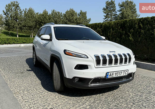 Джип Чероки 2014 в Днепре (Днепропетровске) на Automoto.ua Белый Джип Чероки, объемом двигателя 2.36 л и пробегом 359 тыс. км за 13300 $, фото 4 на Automoto.ua