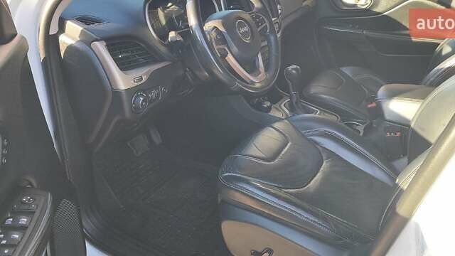 Джип Чероки 2014 в Прилуках на Automoto.ua Белый Джип Чероки, объемом двигателя 2.36 л и пробегом 98 тыс. км за 16000 $, фото 6 на Automoto.ua