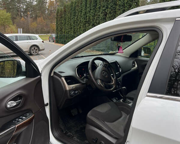 Джип Чероки 2014 в Шепетовке на Automoto.ua Белый Джип Чероки, объемом двигателя 2.36 л и пробегом 220 тыс. км за 10300 $, фото 6 на Automoto.ua