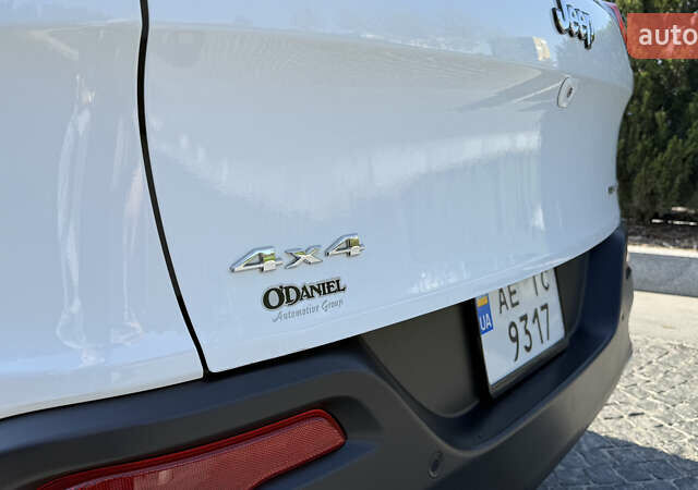 Джип Чероки 2014 в Днепре (Днепропетровске) на Automoto.ua Белый Джип Чероки, объемом двигателя 2.36 л и пробегом 359 тыс. км за 13300 $, фото 23 на Automoto.ua