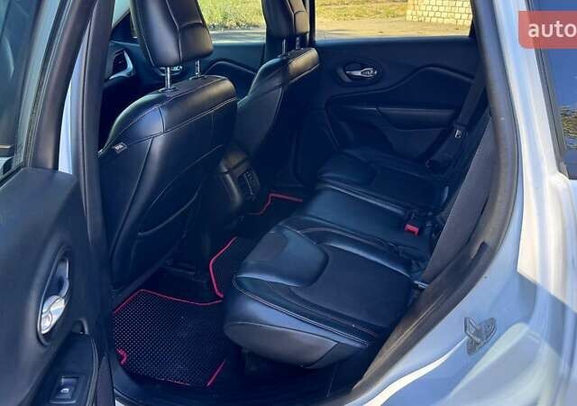 Белый Джип Чероки, объемом двигателя 2.36 л и пробегом 235 тыс. км за 13800 $, фото 9 на Automoto.ua