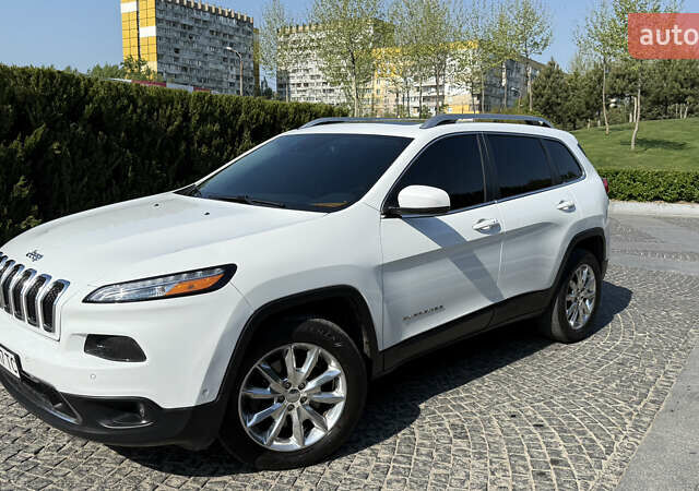Джип Чероки 2014 в Днепре (Днепропетровске) на Automoto.ua Белый Джип Чероки, объемом двигателя 2.36 л и пробегом 359 тыс. км за 13300 $, фото 1 на Automoto.ua