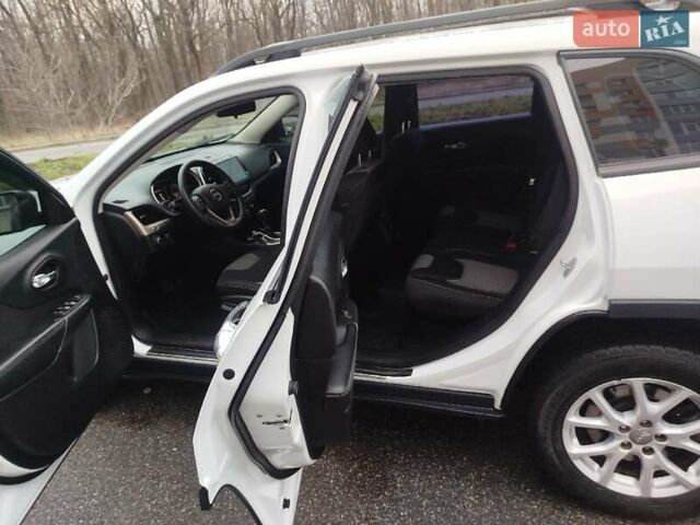 Белый Джип Чероки, объемом двигателя 2.36 л и пробегом 270 тыс. км за 11400 $, фото 5 на Automoto.ua