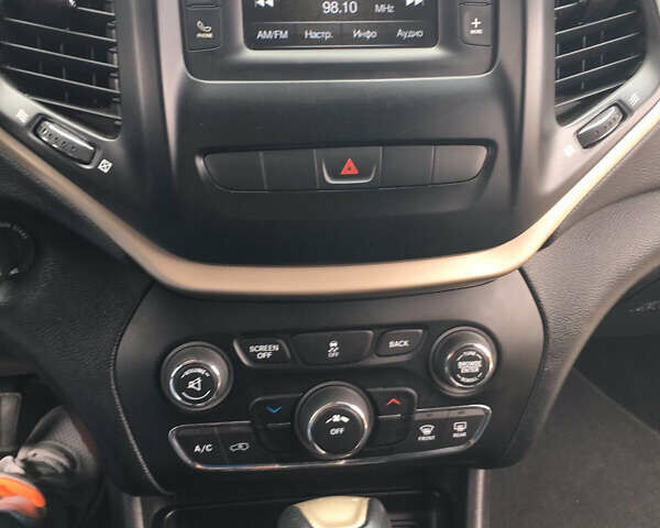 Білий Джип Cherokee, об'ємом двигуна 2.4 л та пробігом 166 тис. км за 11800 $, фото 11 на Automoto.ua