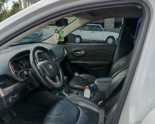 Білий Джип Cherokee, об'ємом двигуна 2.4 л та пробігом 123 тис. км за 17499 $, фото 2 на Automoto.ua