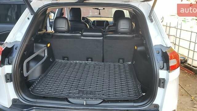 Джип Чероки 2014 в Прилуках на Automoto.ua Белый Джип Чероки, объемом двигателя 2.36 л и пробегом 98 тыс. км за 16000 $, фото 5 на Automoto.ua