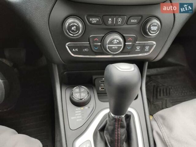 Белый Джип Чероки, объемом двигателя 3.2 л и пробегом 70 тыс. км за 21500 $, фото 32 на Automoto.ua