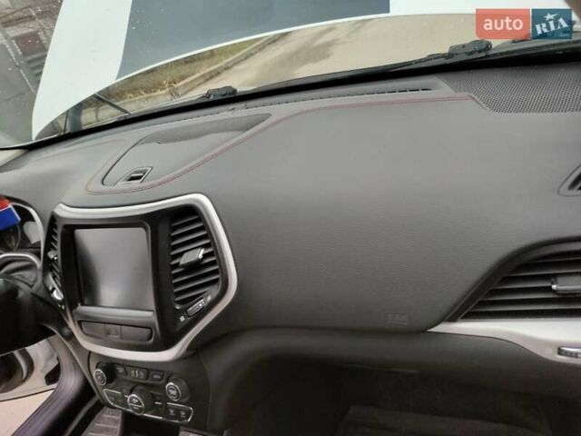 Белый Джип Чероки, объемом двигателя 3.2 л и пробегом 70 тыс. км за 21500 $, фото 14 на Automoto.ua