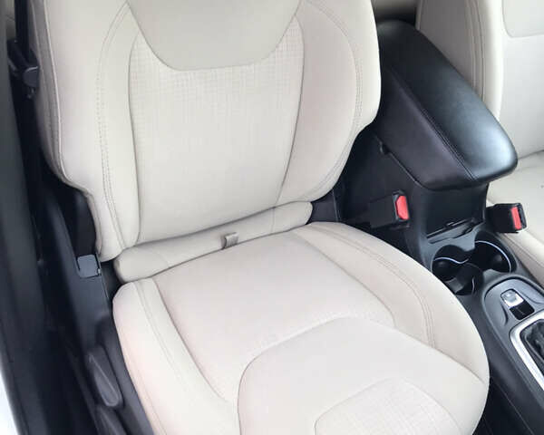 Джип Чероки 2015 в Киеве на Automoto.ua Белый Джип Чероки, объемом двигателя 3.24 л и пробегом 100 тыс. км за 15200 $, фото 48 на Automoto.ua