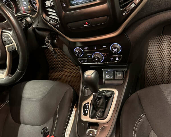 Білий Джип Cherokee, об'ємом двигуна 2.36 л та пробігом 260 тис. км за 11000 $, фото 11 на Automoto.ua