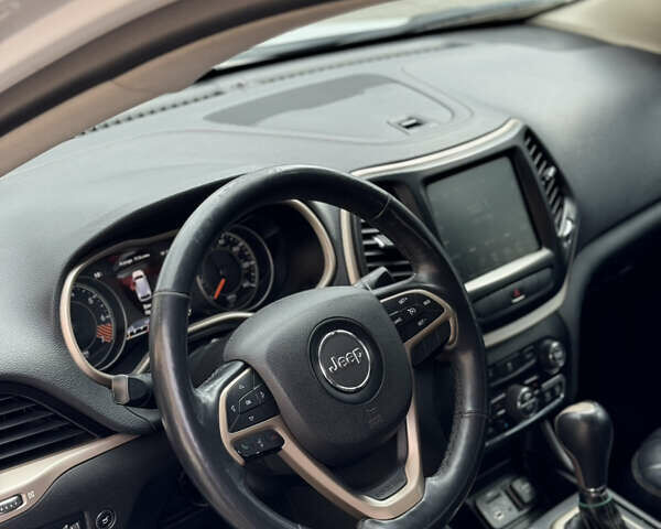 Білий Джип Cherokee, об'ємом двигуна 2.36 л та пробігом 169 тис. км за 13700 $, фото 12 на Automoto.ua