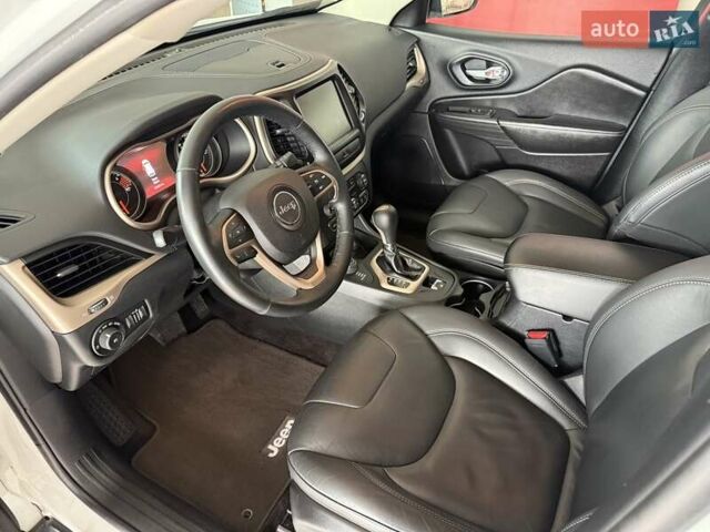 Джип Чероки 2015 в Черновцах на Automoto.ua Белый Джип Чероки, объемом двигателя 2.36 л и пробегом 123 тыс. км за 12990 $, фото 32 на Automoto.ua