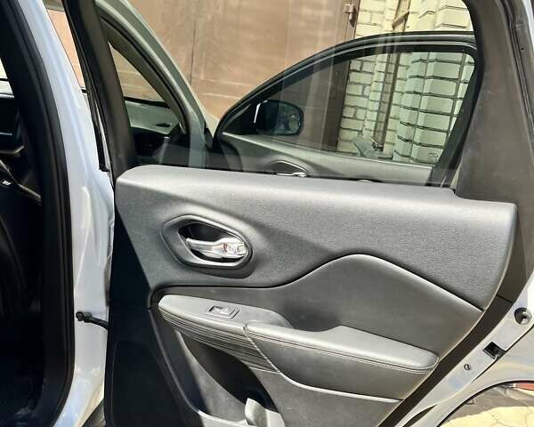 Білий Джип Cherokee, об'ємом двигуна 2.36 л та пробігом 121 тис. км за 14500 $, фото 13 на Automoto.ua