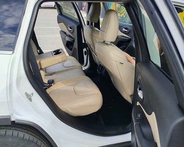 Джип Cherokee 2015 у Києві на Automoto.ua Білий Джип Cherokee, об'ємом двигуна 3.24 л та пробігом 148 тис. км за 13800 $, фото 5 на Automoto.ua