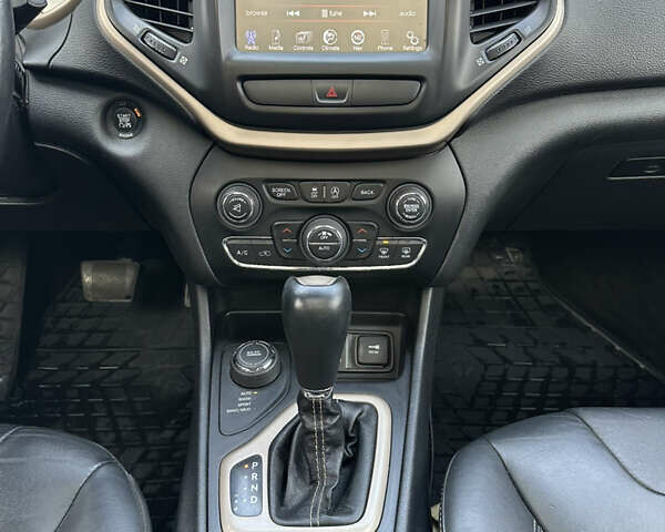 Белый Джип Чероки, объемом двигателя 3.24 л и пробегом 200 тыс. км за 12990 $, фото 10 на Automoto.ua