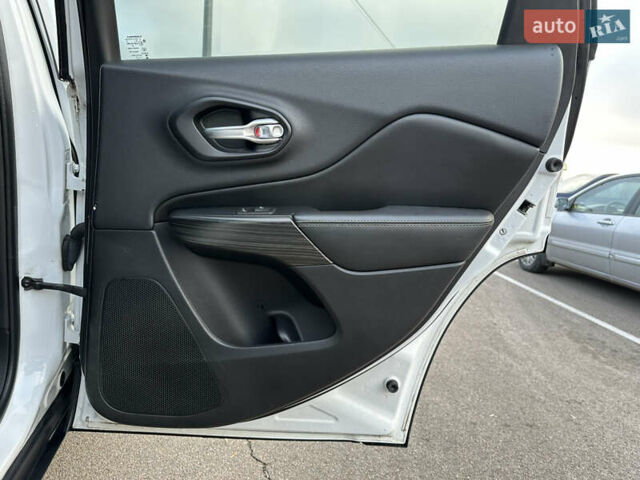 Белый Джип Чероки, объемом двигателя 3.24 л и пробегом 200 тыс. км за 12990 $, фото 27 на Automoto.ua