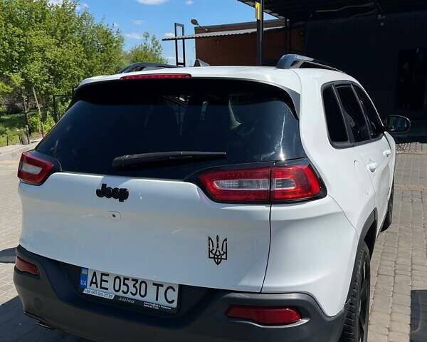 Белый Джип Чероки, объемом двигателя 2.36 л и пробегом 150 тыс. км за 14300 $, фото 6 на Automoto.ua