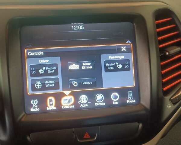 Білий Джип Cherokee, об'ємом двигуна 2.36 л та пробігом 240 тис. км за 14000 $, фото 11 на Automoto.ua