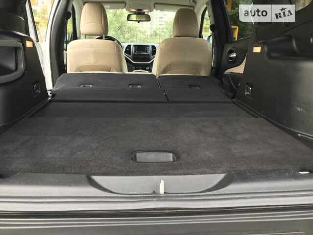 Джип Чероки 2015 в Киеве на Automoto.ua Белый Джип Чероки, объемом двигателя 3.24 л и пробегом 100 тыс. км за 15200 $, фото 44 на Automoto.ua