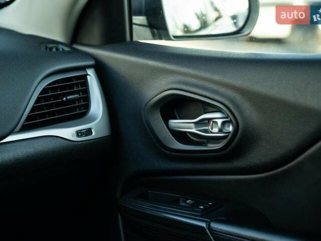 Белый Джип Чероки, объемом двигателя 3.24 л и пробегом 186 тыс. км за 17900 $, фото 34 на Automoto.ua