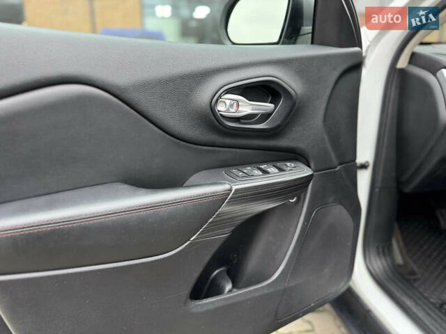 Білий Джип Cherokee, об'ємом двигуна 3.24 л та пробігом 185 тис. км за 16000 $, фото 13 на Automoto.ua