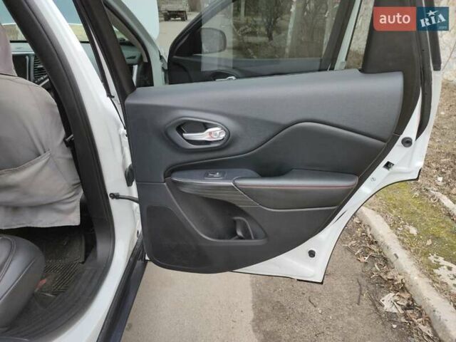 Белый Джип Чероки, объемом двигателя 3.2 л и пробегом 70 тыс. км за 21500 $, фото 17 на Automoto.ua
