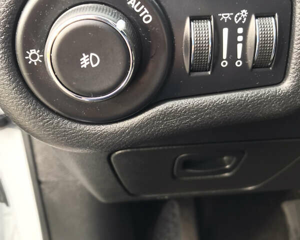 Джип Чероки 2015 в Киеве на Automoto.ua Белый Джип Чероки, объемом двигателя 3.24 л и пробегом 100 тыс. км за 15200 $, фото 52 на Automoto.ua