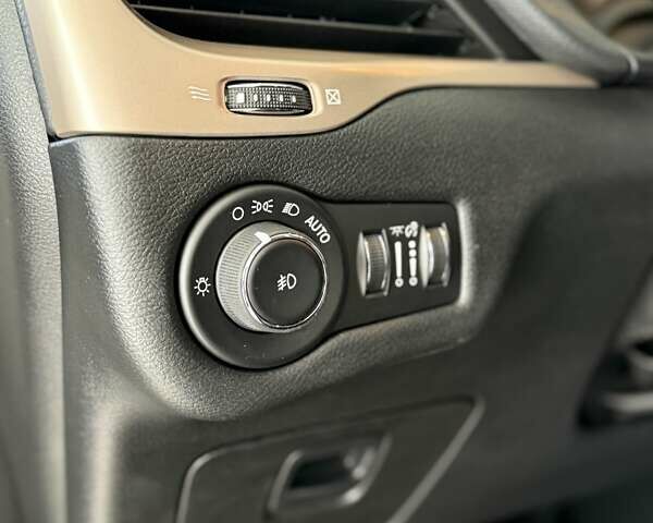Джип Чероки 2015 в Черновцах на Automoto.ua Белый Джип Чероки, объемом двигателя 2.36 л и пробегом 123 тыс. км за 12990 $, фото 46 на Automoto.ua