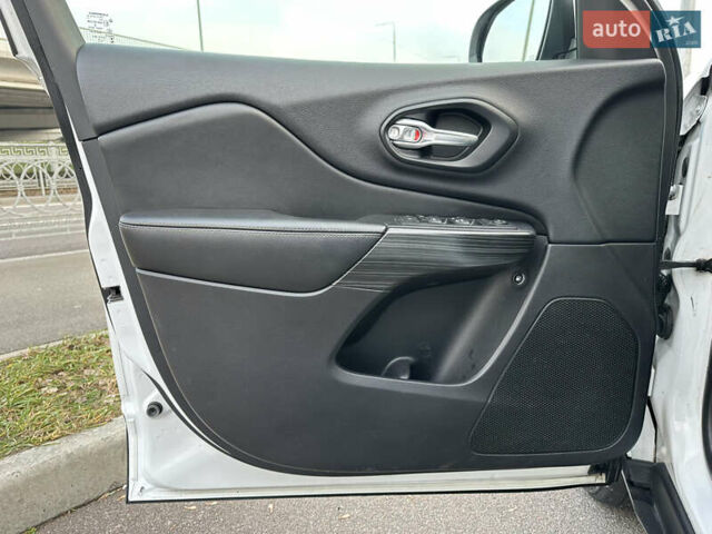 Белый Джип Чероки, объемом двигателя 3.24 л и пробегом 200 тыс. км за 12990 $, фото 16 на Automoto.ua