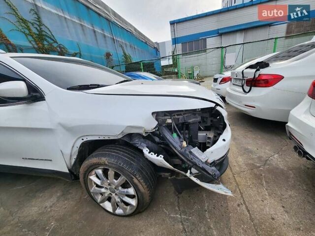 Белый Джип Чероки, объемом двигателя 2 л и пробегом 137 тыс. км за 12800 $, фото 2 на Automoto.ua