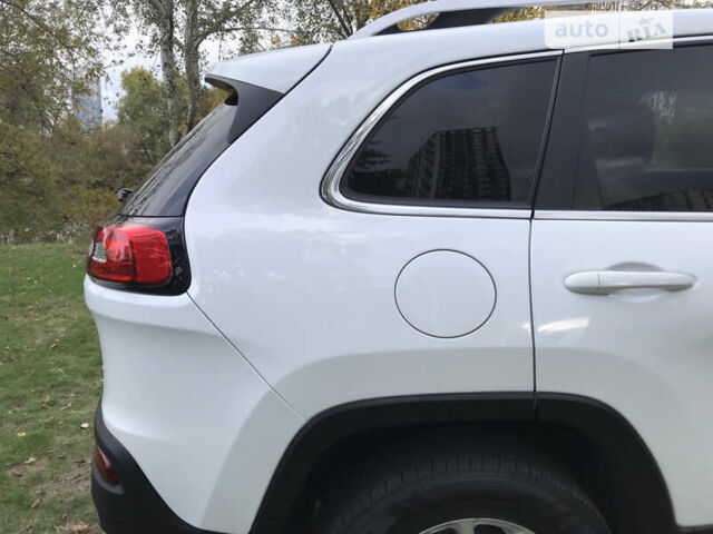 Джип Чероки 2015 в Киеве на Automoto.ua Белый Джип Чероки, объемом двигателя 3.24 л и пробегом 100 тыс. км за 15200 $, фото 12 на Automoto.ua