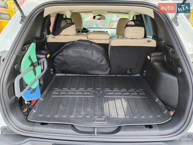 Джип Cherokee 2015 у Києві на Automoto.ua Білий Джип Cherokee, об'ємом двигуна 3.24 л та пробігом 148 тис. км за 13800 $, фото 8 на Automoto.ua