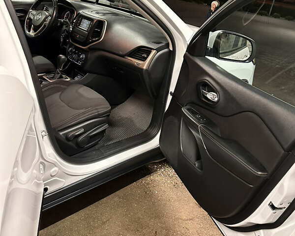 Білий Джип Cherokee, об'ємом двигуна 2.36 л та пробігом 260 тис. км за 11000 $, фото 10 на Automoto.ua