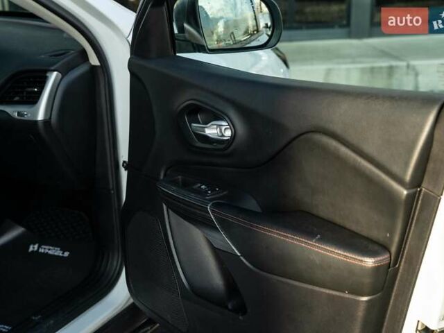 Белый Джип Чероки, объемом двигателя 3.24 л и пробегом 186 тыс. км за 17900 $, фото 40 на Automoto.ua