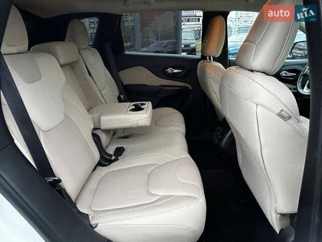 Белый Джип Чероки, объемом двигателя 3.24 л и пробегом 101 тыс. км за 16490 $, фото 10 на Automoto.ua