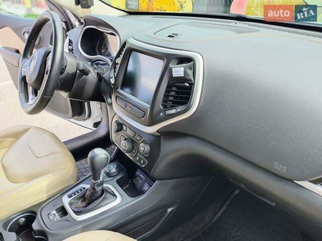 Джип Cherokee 2015 у Києві на Automoto.ua Білий Джип Cherokee, об'ємом двигуна 3.24 л та пробігом 148 тис. км за 13800 $, фото 17 на Automoto.ua