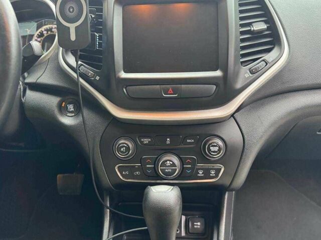 Білий Джип Cherokee, об'ємом двигуна 2.4 л та пробігом 48 тис. км за 15500 $, фото 11 на Automoto.ua