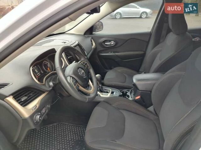Белый Джип Чероки, объемом двигателя 0 л и пробегом 189 тыс. км за 11700 $, фото 22 на Automoto.ua