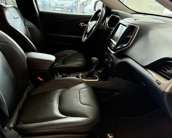 Джип Чероки 2015 в Черновцах на Automoto.ua Белый Джип Чероки, объемом двигателя 2.36 л и пробегом 123 тыс. км за 12990 $, фото 34 на Automoto.ua
