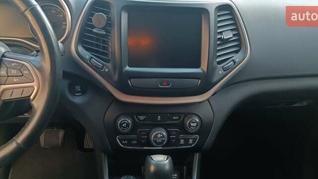 Білий Джип Cherokee, об'ємом двигуна 2.36 л та пробігом 161 тис. км за 16000 $, фото 18 на Automoto.ua