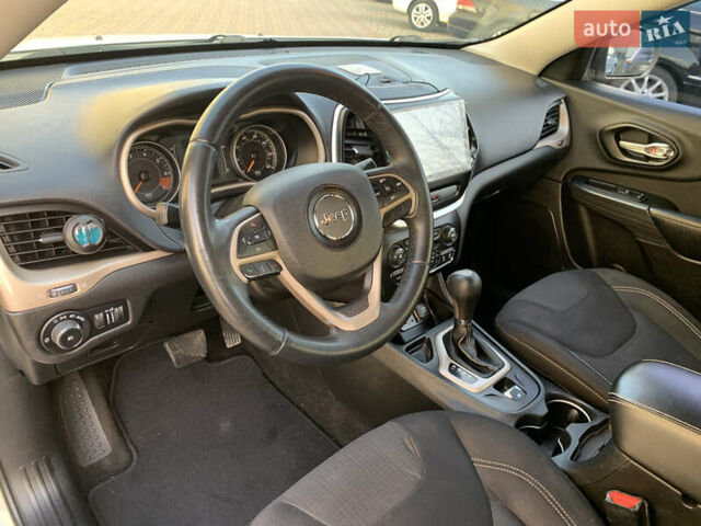 Білий Джип Cherokee, об'ємом двигуна 2.36 л та пробігом 297 тис. км за 9650 $, фото 19 на Automoto.ua