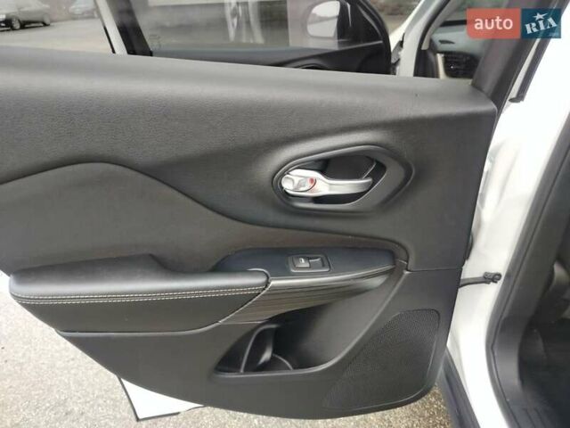 Белый Джип Чероки, объемом двигателя 0 л и пробегом 189 тыс. км за 11700 $, фото 37 на Automoto.ua